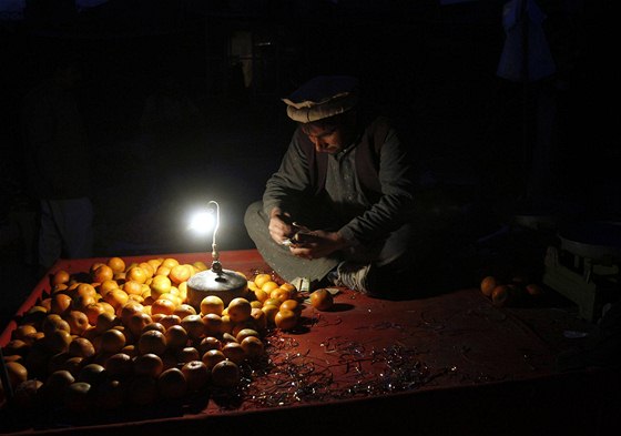 Ceny potravin v afghánské Marde, kde u týden bojují vojáci NATO s Talibanci, mnohonásobn vzrostly (únor 2010)
