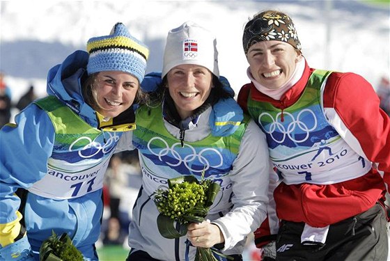 MEDAILISTKY. Z medailí se radují zleva stíbrná védka Anna Haagová, zlatá Norka Marit Björgenová a bronzová Justyna Kowalczyková z Polska.