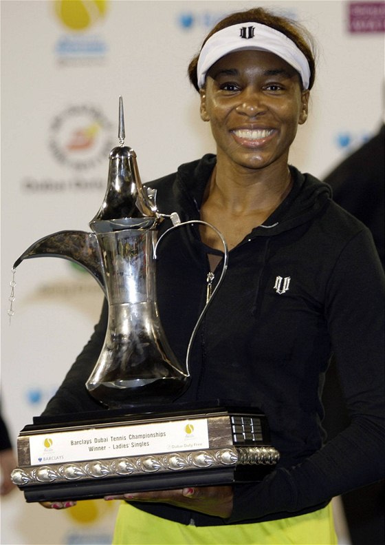 Venus Williamsová s vítznou trofejí z turnaje v Dubaji