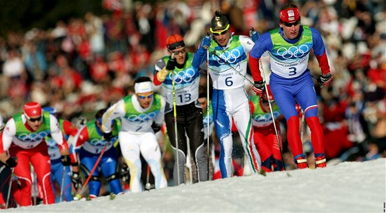 Luká Bauer v ele závodník pi závodu ve skiatlonu.