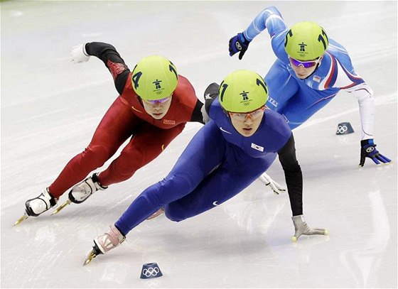 Kateina Novotná (vpravo) skonila celkov estnáctá, zato Pak Sung-hi (uprosted) slavila celkový triumf.