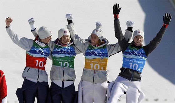 Takhle se radovali nortí skokani na lyích z bronzových olympijských medailí. V Lahti byli jet úspnjí.