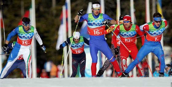 eský reprezentant Duan Koíek (íslo 16) na trati olympijského sprintu dvojic