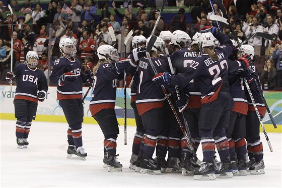 Americké hokejistky se radují poté, co postoupily do finále olympijského turnaje