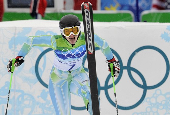Slovinská závodnice Tina Mazeová v cíli olympijského obího slalomu