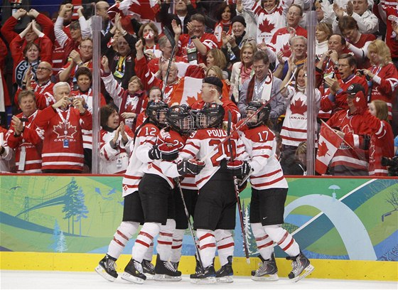 Radost hráek Kanady z gólu ve finále turnaje hokejistek na ZOH ve Vancouveru proti USA.