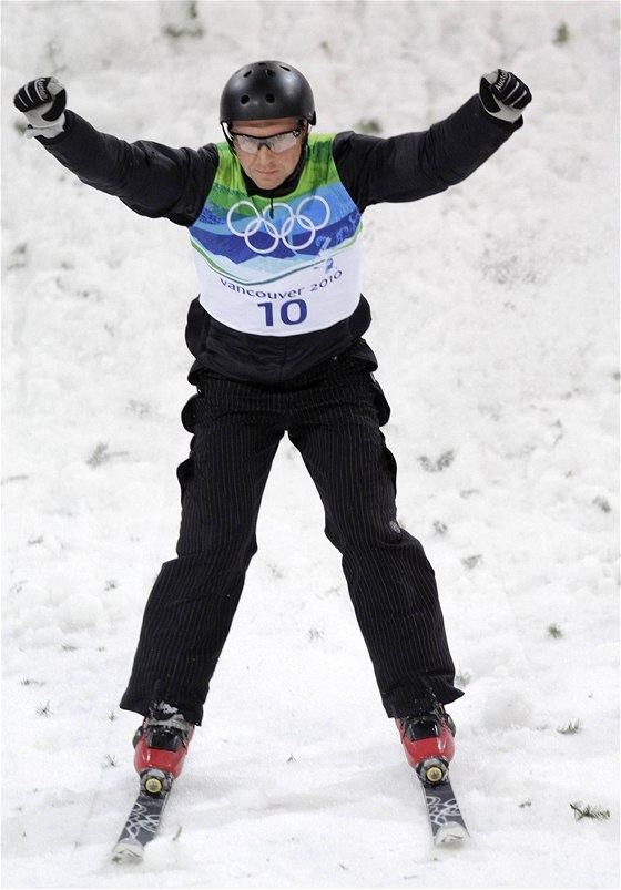 Olympijský vítz v akrobatickém lyování Blorus Alexej Grishin se raduje ze svého skoku.