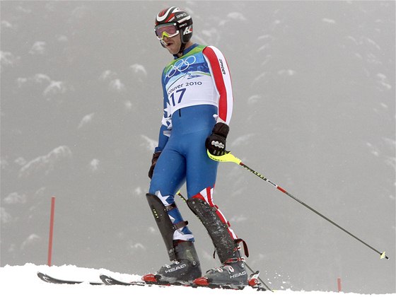 Zklamaný lya Bode Miller z USA po nepovedené jízd olympijského slalomu, kdy závod nedokonil.