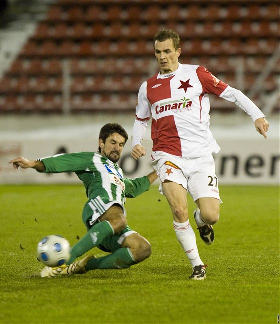 Slávistický záloník Peter Grajciar (vpravo) v souboji s Janem Flachbartem ze stíkovských Bohemians Praha