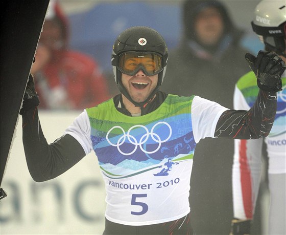 Jay Anderson z Kanady se raduje z vítzství olympijského závodu v paralelním obím slalomu snowboardist.