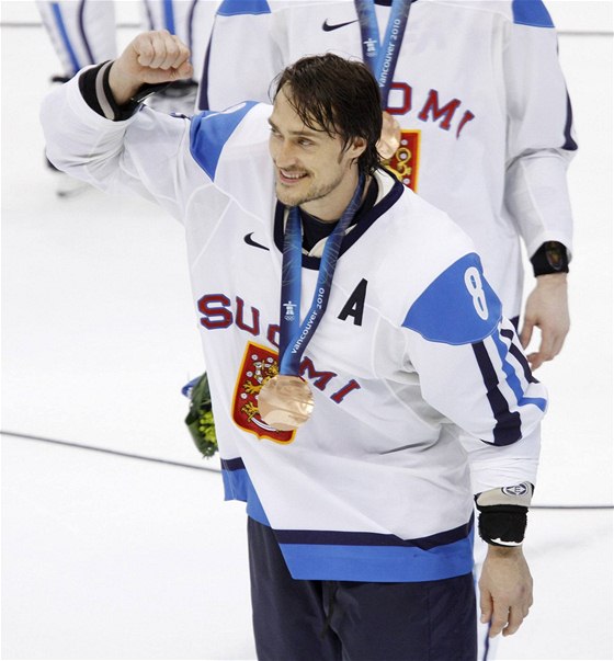 Finský útoník Teemu Selänne s bronzovou medailí