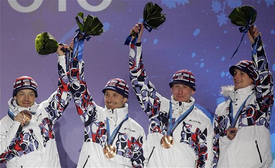 Martin Jak (úpln vpravo) s bronzovou medailí z olympijské tafety. Vedle nj Luká Bauer, Jií Magál a Martin Koukal