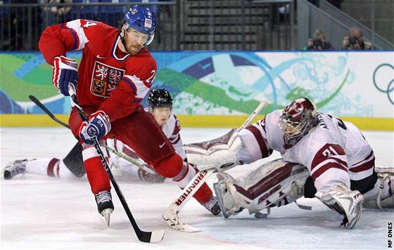 Martin Havlát se snaí pekonat lotyského brankáe Masalskise. (23. února 2010)