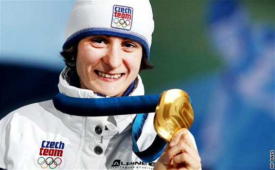 Rychlobruslaka Martina Sáblíková se zlatou olympijskou medailí za vítzství na trati na 5000 metr. (24. února 2010)