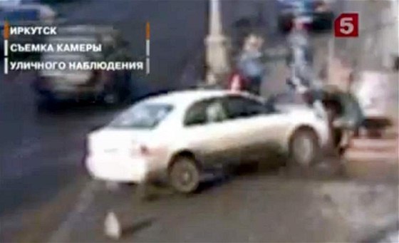 Ruská prominentka nezvládla ízení a v plné rychlosti narazila autem do dvou en. (prosinec 2009)