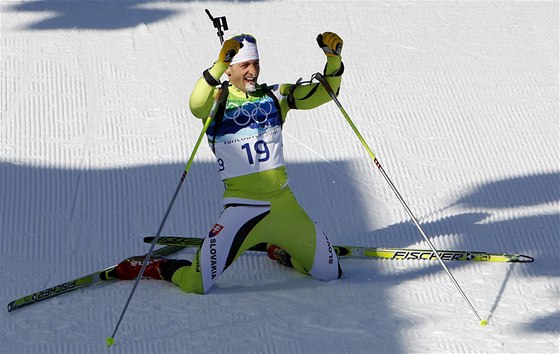 Slovenský biatlonista Pavol Hurajt se raduje z bronzové olympijské medaile v závod na 15 kilometr.