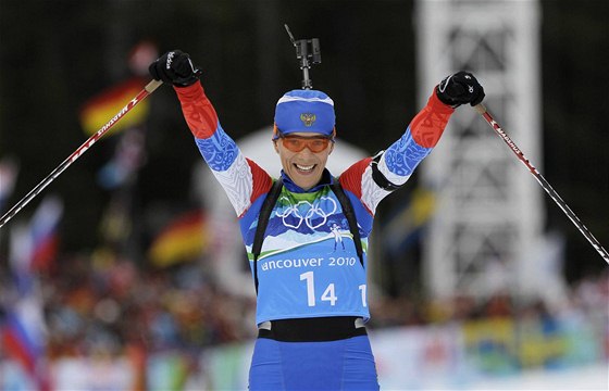 Ruská biatlonistka Olga Zajcevová dává vítzné gesto v cíli olympijského závodu tafet.