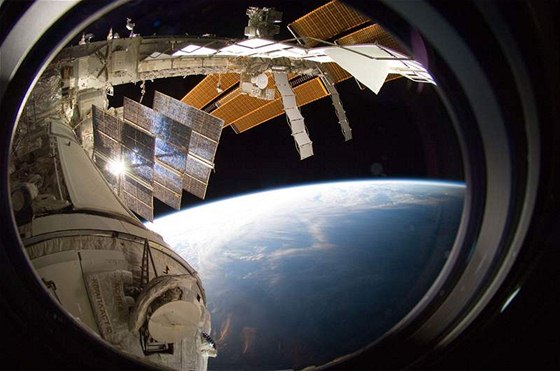 Výhled kulovým okénkem z Mezinárodní vesmírné stanice