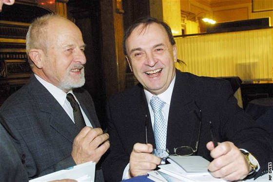 Zdenk Jiínský (vlevo) je nejstarím eským poslancem. Na snímku z roku 2002 s tehdejím velvyslancem v Rakousku Jiím Gruou.