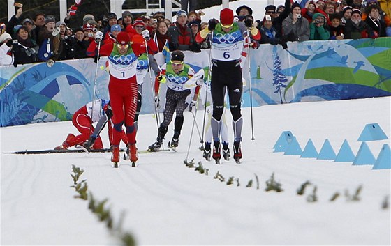 výcar Cologna (vzadu) spadl v poslední zatáce závodu na 50 km klasicky a piel o medaili.