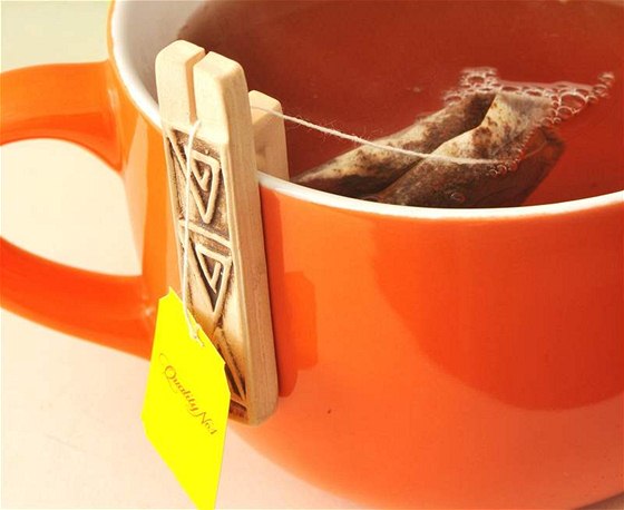 Tealock, patentovaný závsný drák na rku ajového sáku. 