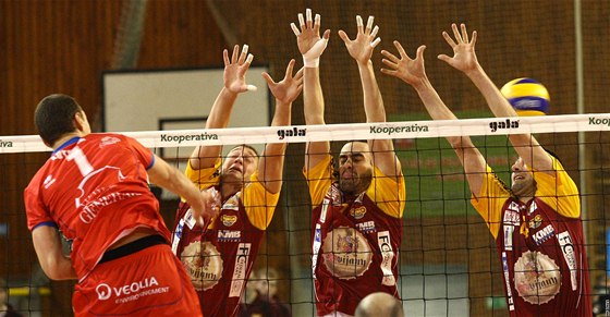 Blok libereckých volejbalist v duelu se Stade Poitevin Poitiers