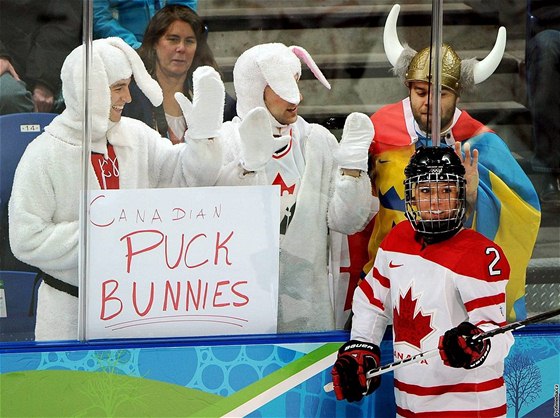 Kanadská hokejistka Meghan Agostová se tí pízni fanouk.
