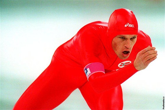 Norský rychlobrusla Johann Olav Koss v závod na 5 000 metr na ZOH v Lillehammeru 1994.