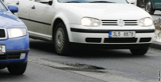 Praha chce díry na silnicích lepit letoními penzi na tunel Blanka. Ilustraní foto