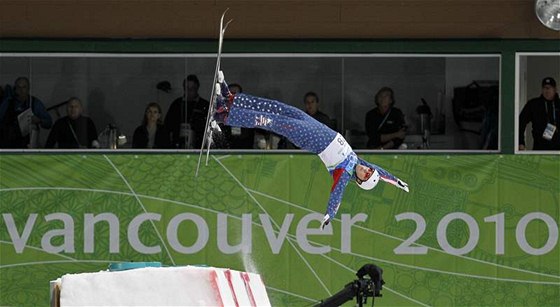 Americký akrobatický skokan Ryan St. Onge v kvalifikaci