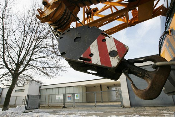 Rekonstrukce vily Tugendhat - dva jeáby pesunovaly nkolikatunový pásový stroj, který tam bude do zahrady instalovat geologické a gegrafické stabilizátory.