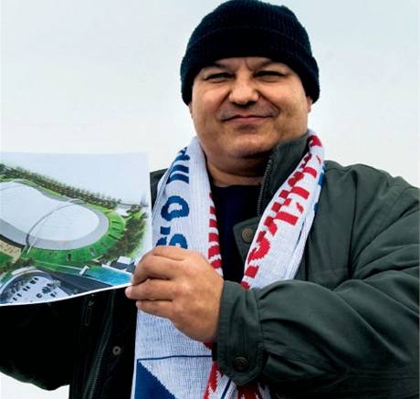 TADY TO BUDE. Starosta Ji Otta pzuje s nkresem stadionu