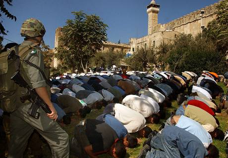 Palestinci se modl v Hebronu u Hrobky patriarch