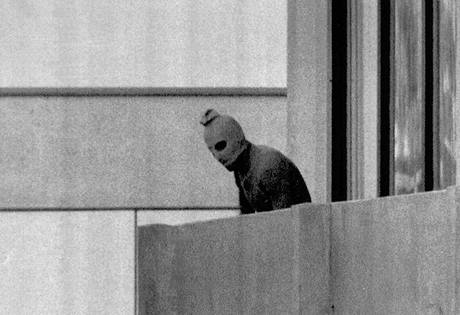 Palestinsk terorista na olympid v Mnichov v roce 1972. Palestinci tehdy zavradili 11 izraelskch sportovc.