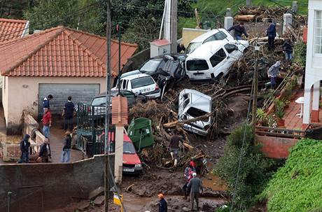 Lid na portugalskm ostrov Madeira odklz trosky po prudkch lijcch (21. nora 2010)
