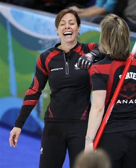 Kanadsk skipaka Cheryl Bernardov a jej spoluhrka Cori Bartelov se raduj v curlingovm turnaji en na ZOH ve Vancouveru.