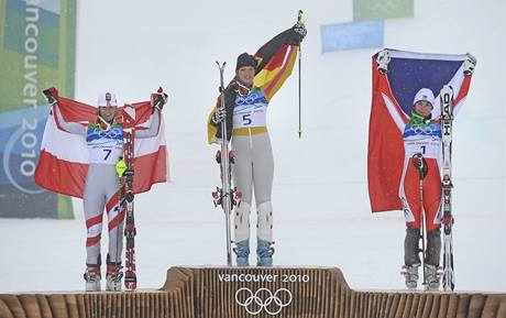 Trio medailistek ze slalomu specil se raduje na stupnch vtz. Zleva Marlies Schildov z Rakouska, Nmka Maria Rieschov a esk reprezentantka rka Zhrobsk.