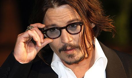 Londnsk premira filmu Alenka v i div - herec Johnny Depp