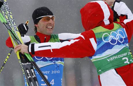 Mario Stecher, finiman rakousk sdruensk tafety, se raduje ze zlat medaile.