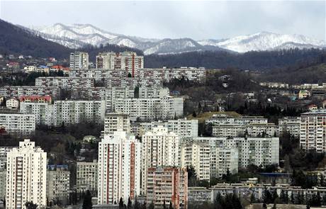 TO NEN JIK, i kdy architektura je velmi znm, a nejen z jist panelkov prask tvrti, ale vlastn z cel esk republiky. Hory v dlce vak napovdaj. Ano, uhdli jste, i toto je Vancouver.