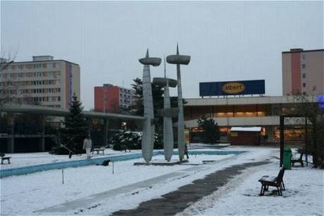 Ji Novk: pohybliv sochy na praskm sdliti Novodvorsk