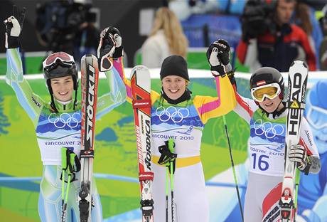 Medailistky obho slalomu na olympijskch hrch: (zleva) stbrn Tina Mazeov, vtzka Viktoria Rebensburgov a tet  Elizabeth Grglov. 
