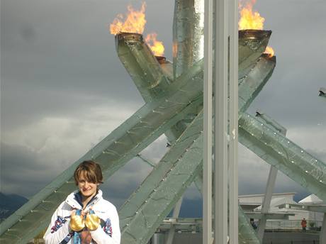 Martina Sblkov s medailemi u olympijskho ohn. 