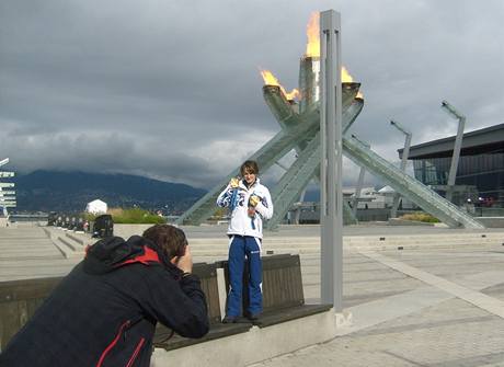 Martina Sblkov pzuje s medailemi u olympijskho ohn. 
