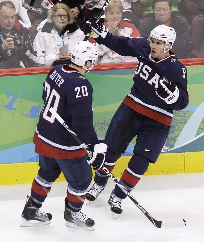 JE TAM! Amerian Zach Parise (vpravo) oslavuje se spoluhráem Ryanem Suterem svou branku v utkání s Finskem.