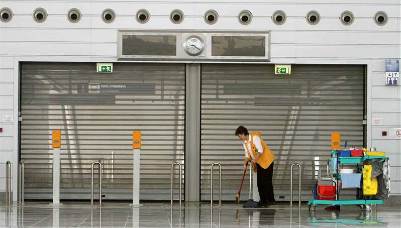 etí odborái vstoupili do generální stávky (24. února 2010). ena uklízí prázdnou stanici metra.