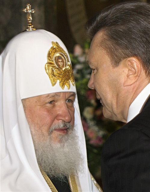 Ukrajinsk prezident Viktor Janukovy s moskevskm patriarchou 