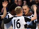 Fotbalisté Fulhamu se radují z gólu, který vstelil Bobby Zamora (vpravo)