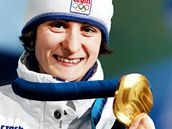 Rychlobruslaka Martina Sblkov se zlatou olympijskou medail za vtzstv na trati na 5000 metr. (24. nora 2010)