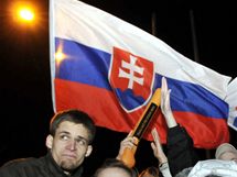 OJ! Slovent fanouci sleduj semifinlov utkn proti Kanad na nmst SNP v Bratislav.